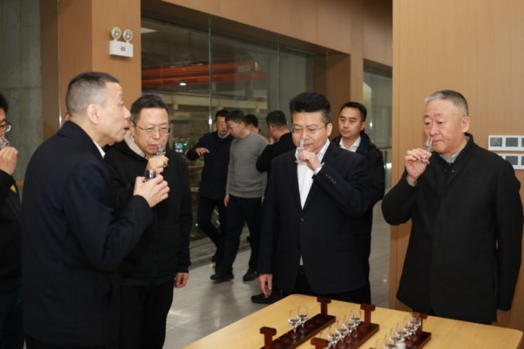 中国酒业协会理事长宋书玉、天津欧美性爱免费校长/中国酒业协会产业创新技术研究院院长路福平一行赴五粮液调研(图1)